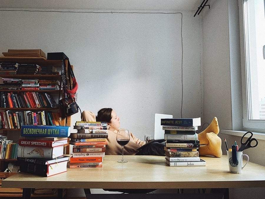 «Дайте себе слово»: Катя Майорова о писательстве, критике и будущем бумажных книг